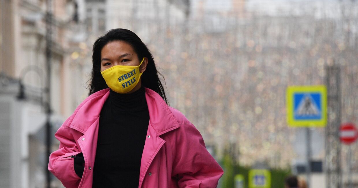 Девушка в защитной маске в Москве