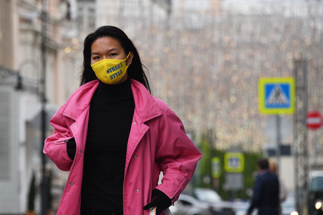 Девушка в защитной маске в Москве