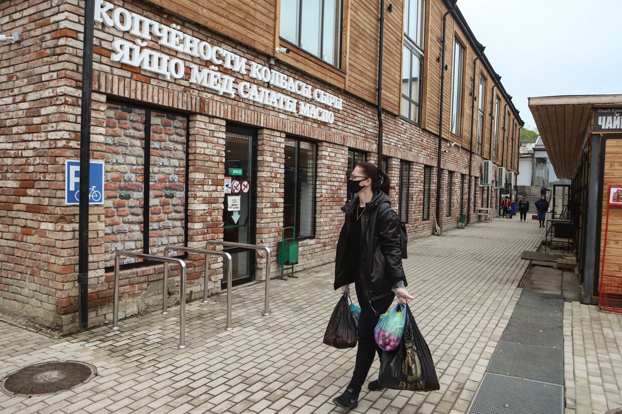 Покупательница на Верхнем рынке в Пятигорске