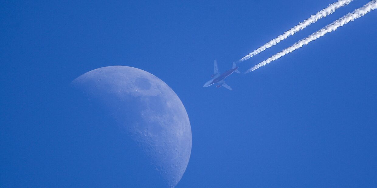 Луна и самолет. Мультиэкспозиция.