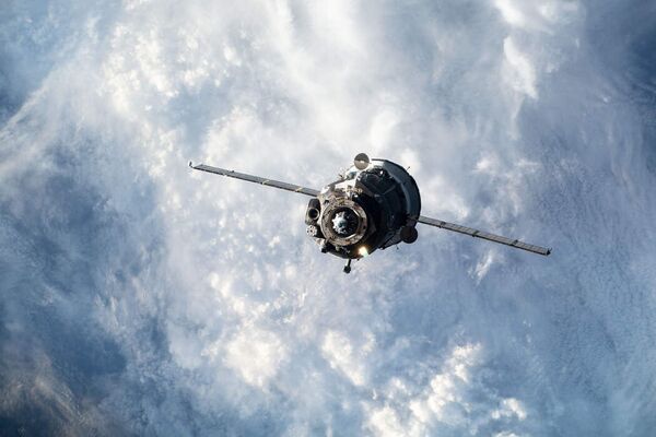 Космический корабль «Союз» с тремя человеками на борту по дороге к космической станции в марте 2019 года