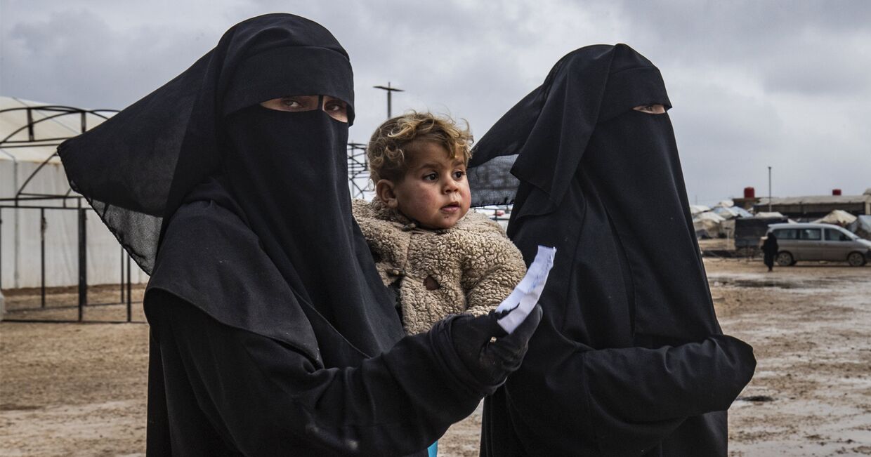 Женщины с ребенком в лагере Аль-Хол, Сирия
