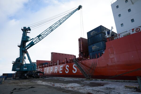 Контейнеровоз ледового класса Arctic Express (дизель-электроход усиленного ледового класса Мончегорск, входит в флот компании Норильский никель) в порту Дудинка Контейнеровоз ледового класса Arctic Express (дизель-электроход усиленного ледового класса Мончегорск, входит в флот компании Норильский никель) в порту Дудинка