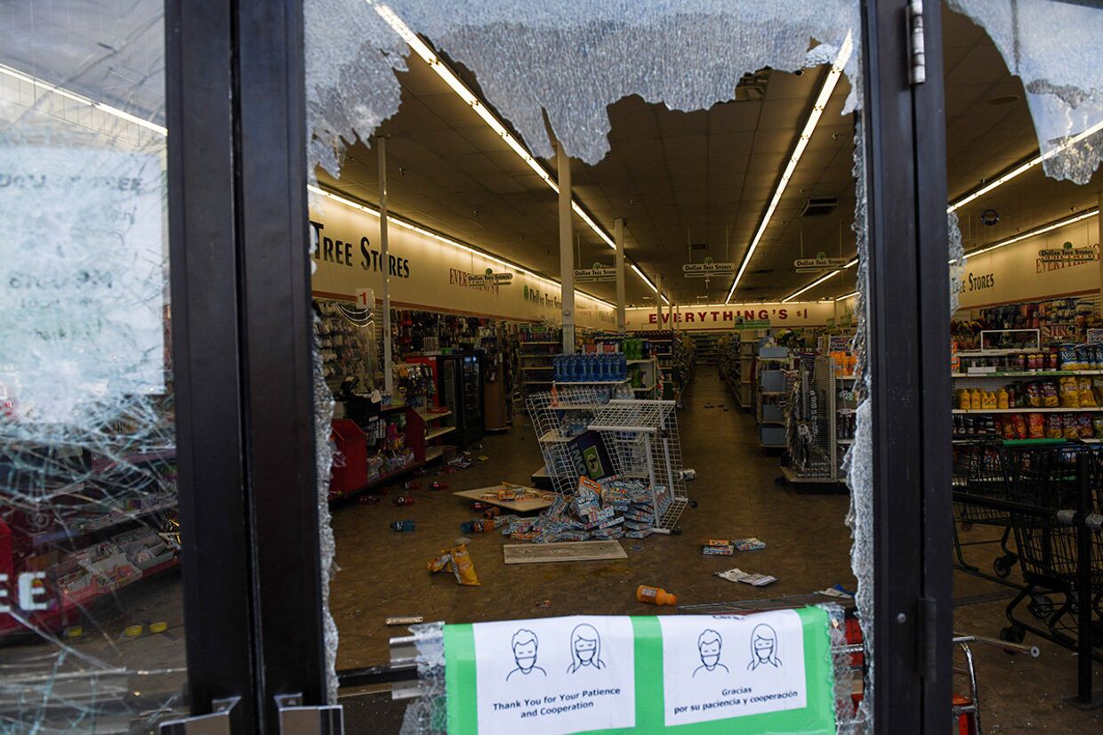 Разбитая витрина магазина во время протестов в Миннеаполисе