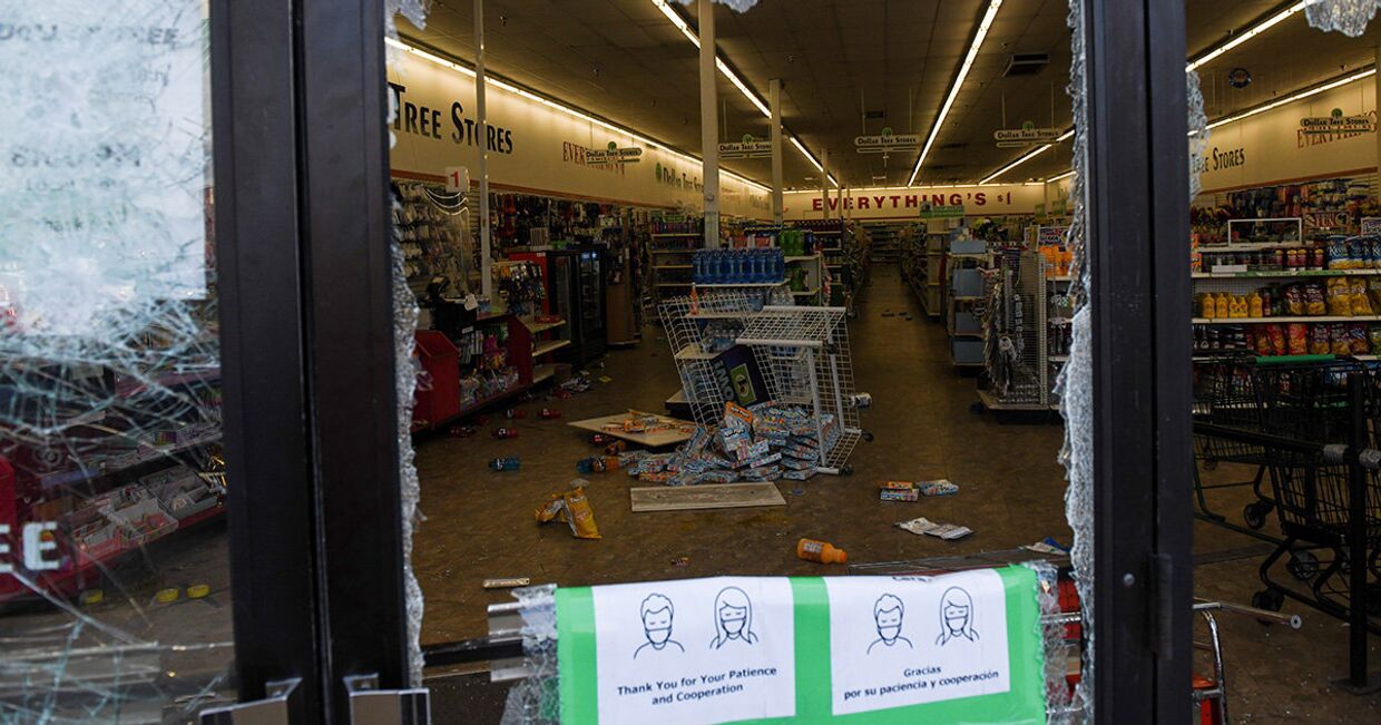 Разбитая витрина магазина во время протестов в Миннеаполисе