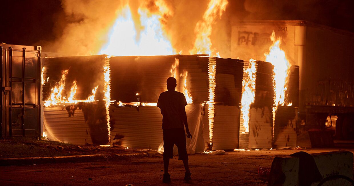 Пожар, устроенный участниками акций протеста в Миннеаполисе