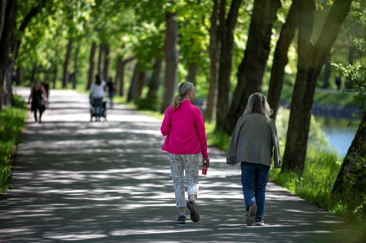 26 мая 2020. Люди гуляют в Юргордене, Стокгольм, Швеция