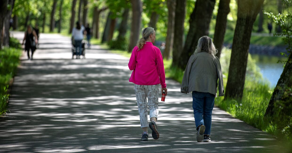 26 мая 2020. Люди гуляют в Юргордене, Стокгольм, Швеция