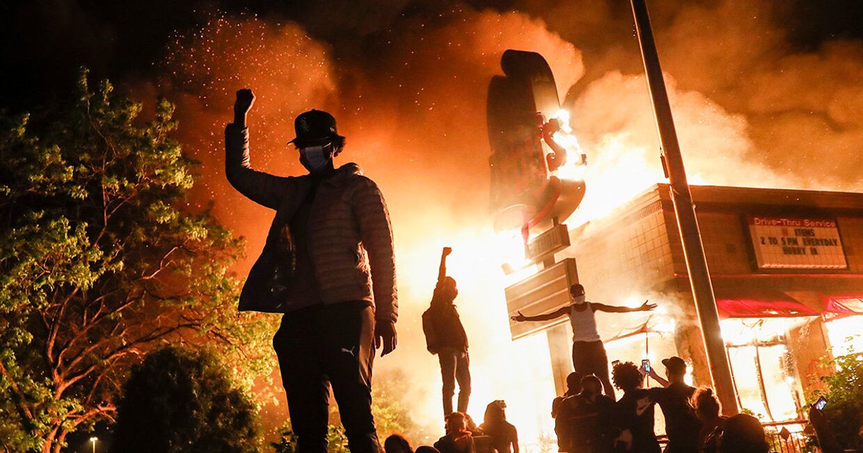 Протестующие у горящего ресторана в Миннеаполисе