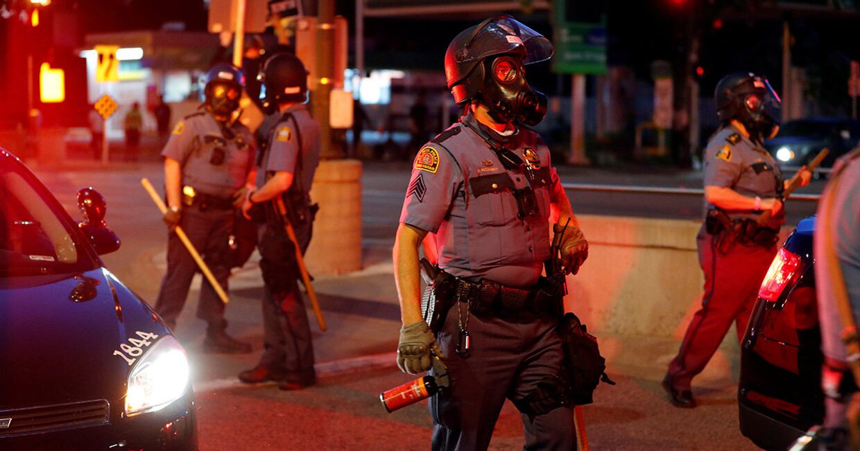 Полицейские во время столкновений с протестующими в Сент-Поле, штат Миннесота