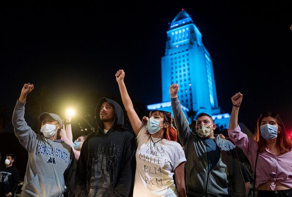 Участники акции протеста в Лос-Анджелесе