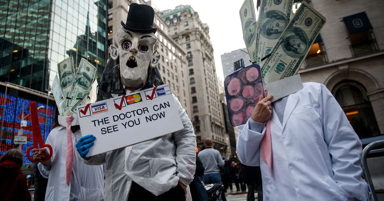 13 января 2017. Активисты протестуют против политики Трампа в Нью-Йорке, провозглашая медицинскую помощь неотъемлемым правом каждого человека