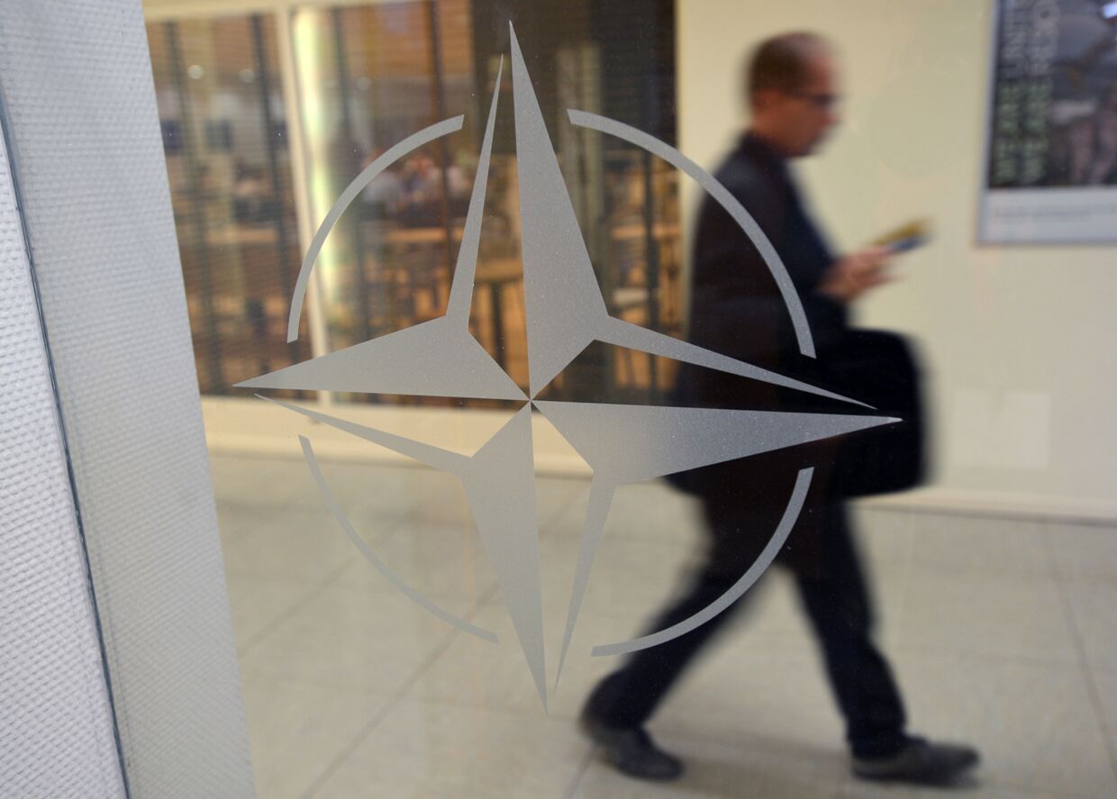 Эмблема организации в штаб-квартире НАТО в Брюсселе
