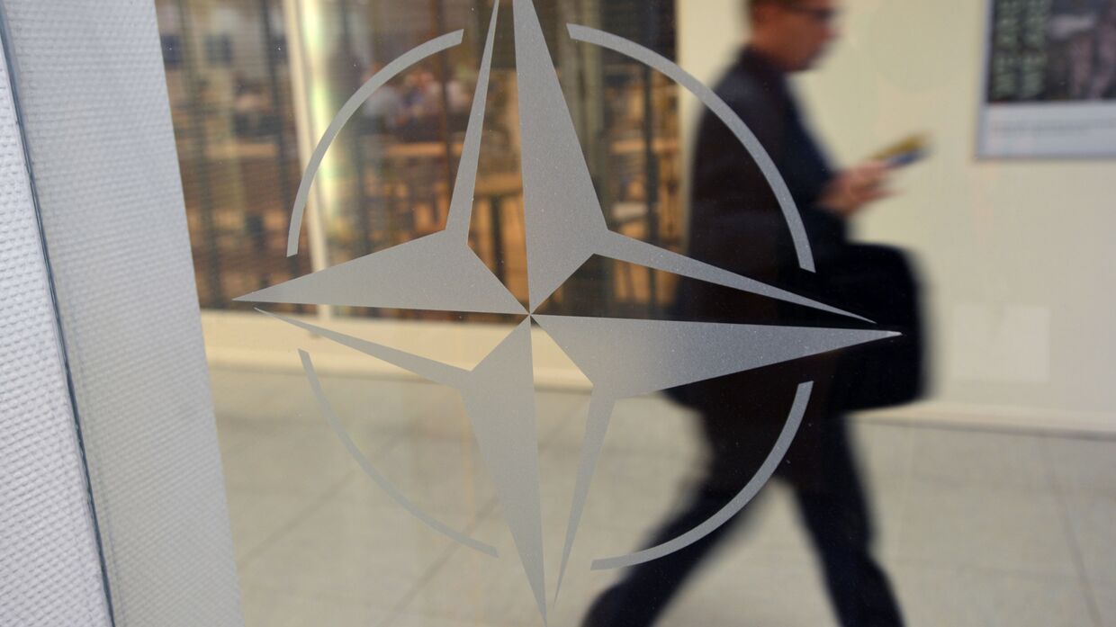 Эмблема организации в штаб-квартире НАТО в Брюсселе