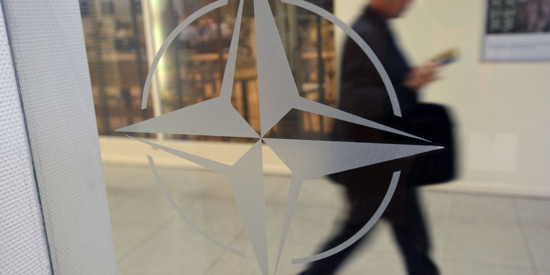 Эмблема организации в штаб-квартире НАТО в Брюсселе - ИноСМИ, 1920, 27.06.2023