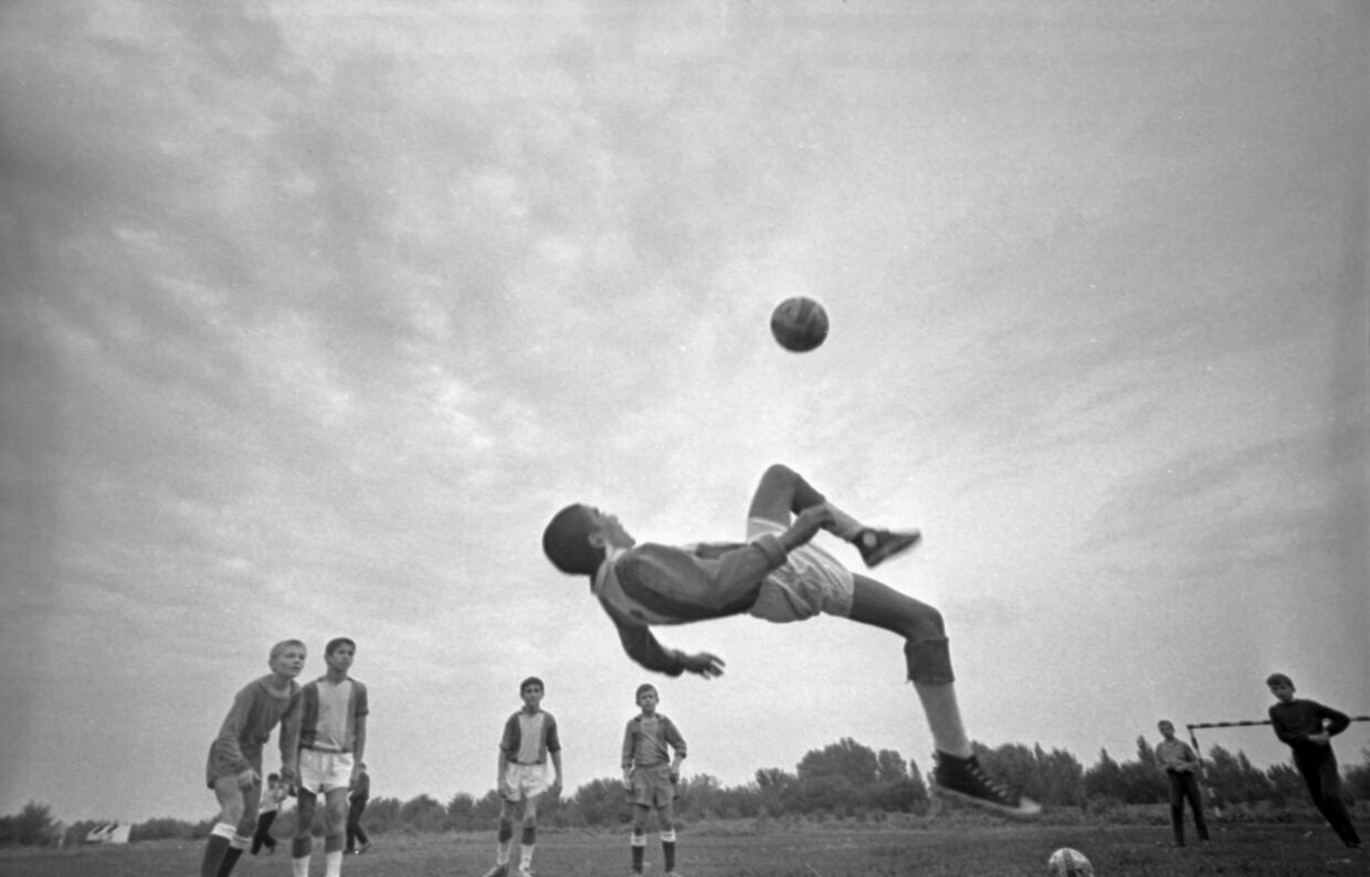 Тренировка юных футболистов детско-юношеской футбольной школы