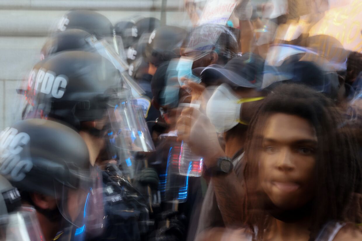 31 мая 2020. Полиция сдерживает демонстрантов недалеко от Белого дома, Вашингтон, США