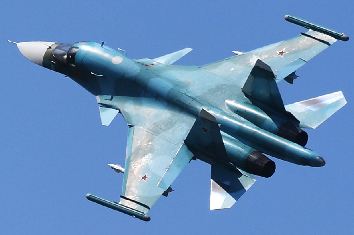 Истребитель-бомбардировщик Су-34 во время подготовки к открытию МАКС-2019