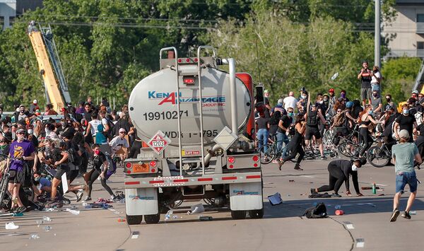 Автоцистерна въезжает в толпу протестующих в Миннеаполисе, штат Миннесота Автоцистерна въезжает в толпу протестующих в Миннеаполисе, штат Миннесота