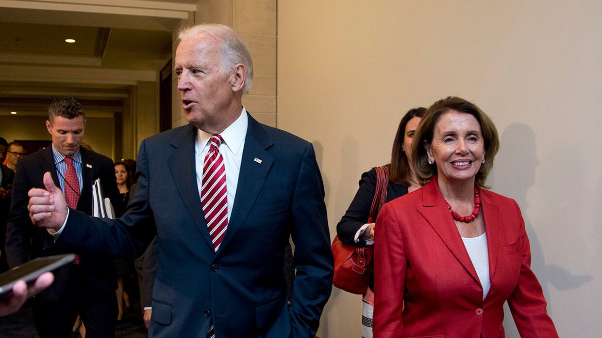 Джо Байден и Нэнси Пелоси на Капитолийском холме в Вашингтоне