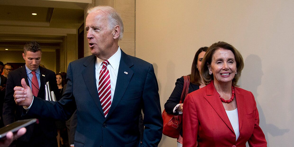 Джо Байден и Нэнси Пелоси на Капитолийском холме в Вашингтоне