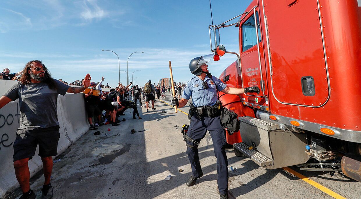 Автоцистерна въезжает в толпу протестующих в Миннеаполисе, штат Миннесота