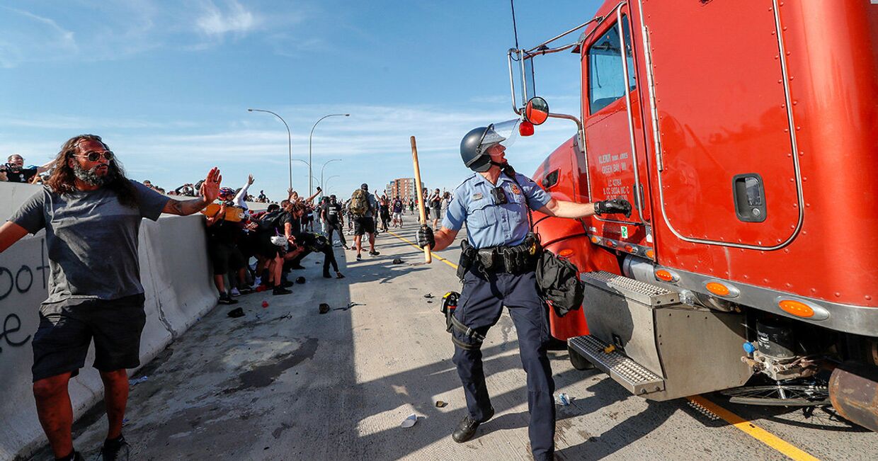 Автоцистерна въезжает в толпу протестующих в Миннеаполисе, штат Миннесота