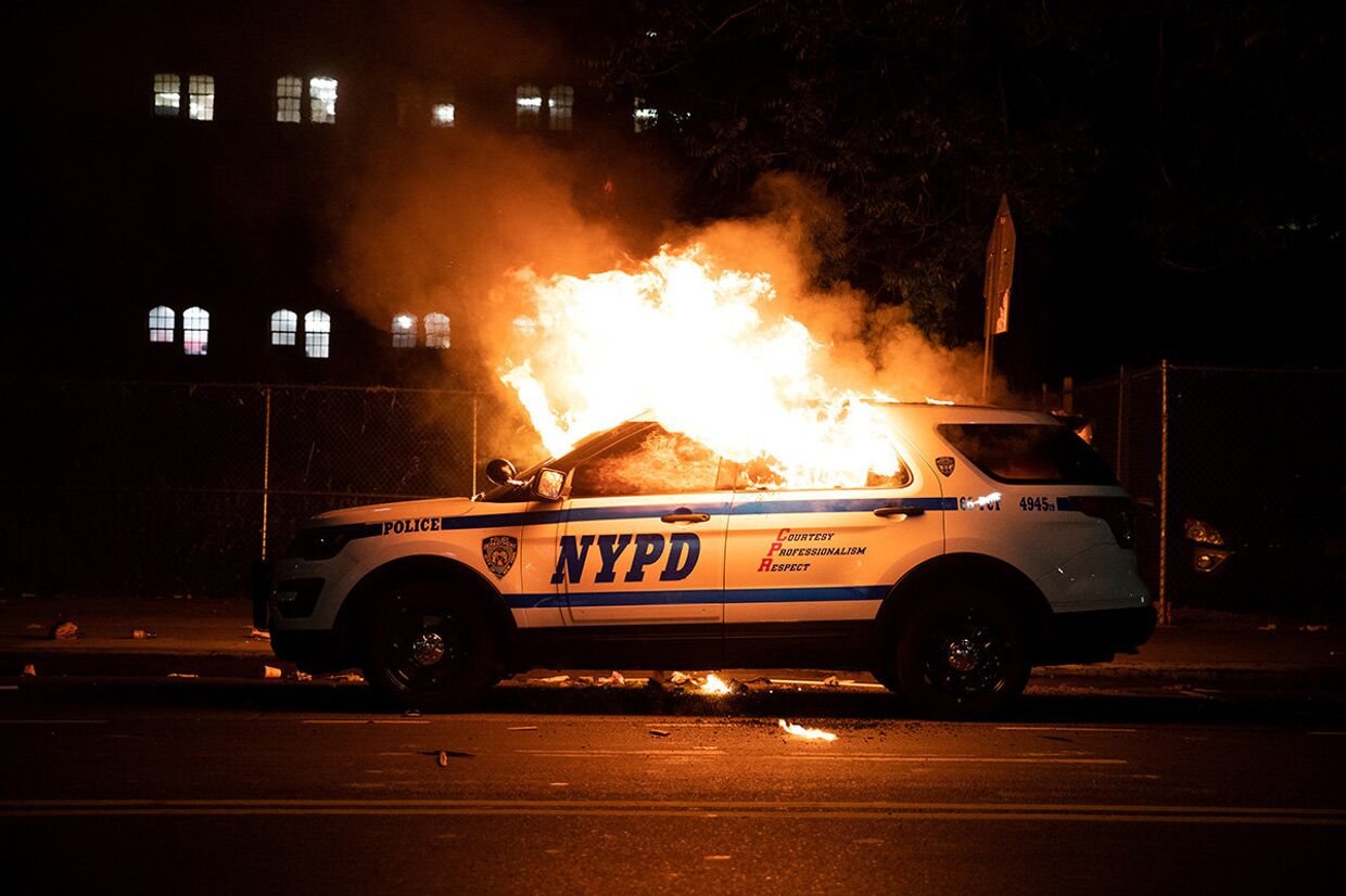 Полицейский автомобиль во время акция протеста в Нью-Йорке