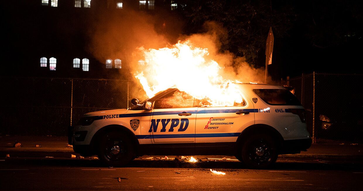 Полицейский автомобиль во время акция протеста в Нью-Йорке