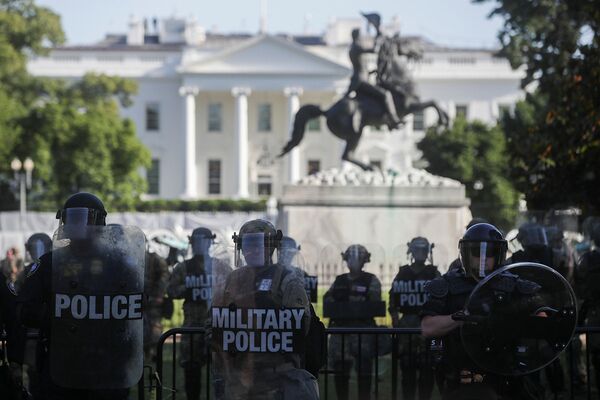 Сотрудники военной полиции и национальной гвардии охраняют Белый дом в Вашингтоне во время акций протеста