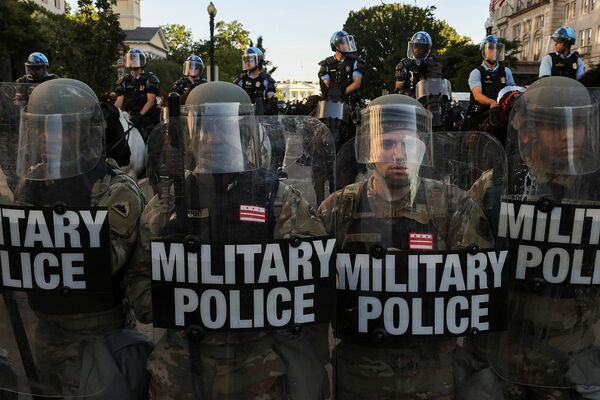 Сотрудники военной полиции и правоохранительных органов на подступах к Белому дому в Вашингтоне