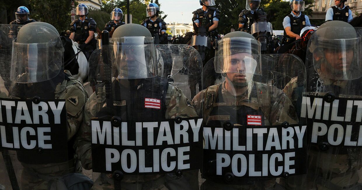 Сотрудники военной полиции и правоохранительных органов на подступах к Белому дому в Вашингтоне