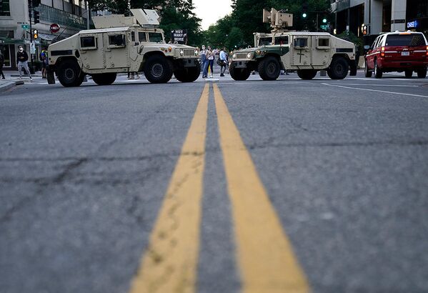 Военные автомобили блокируют дорогу возле Белого дома в Вашингтоне