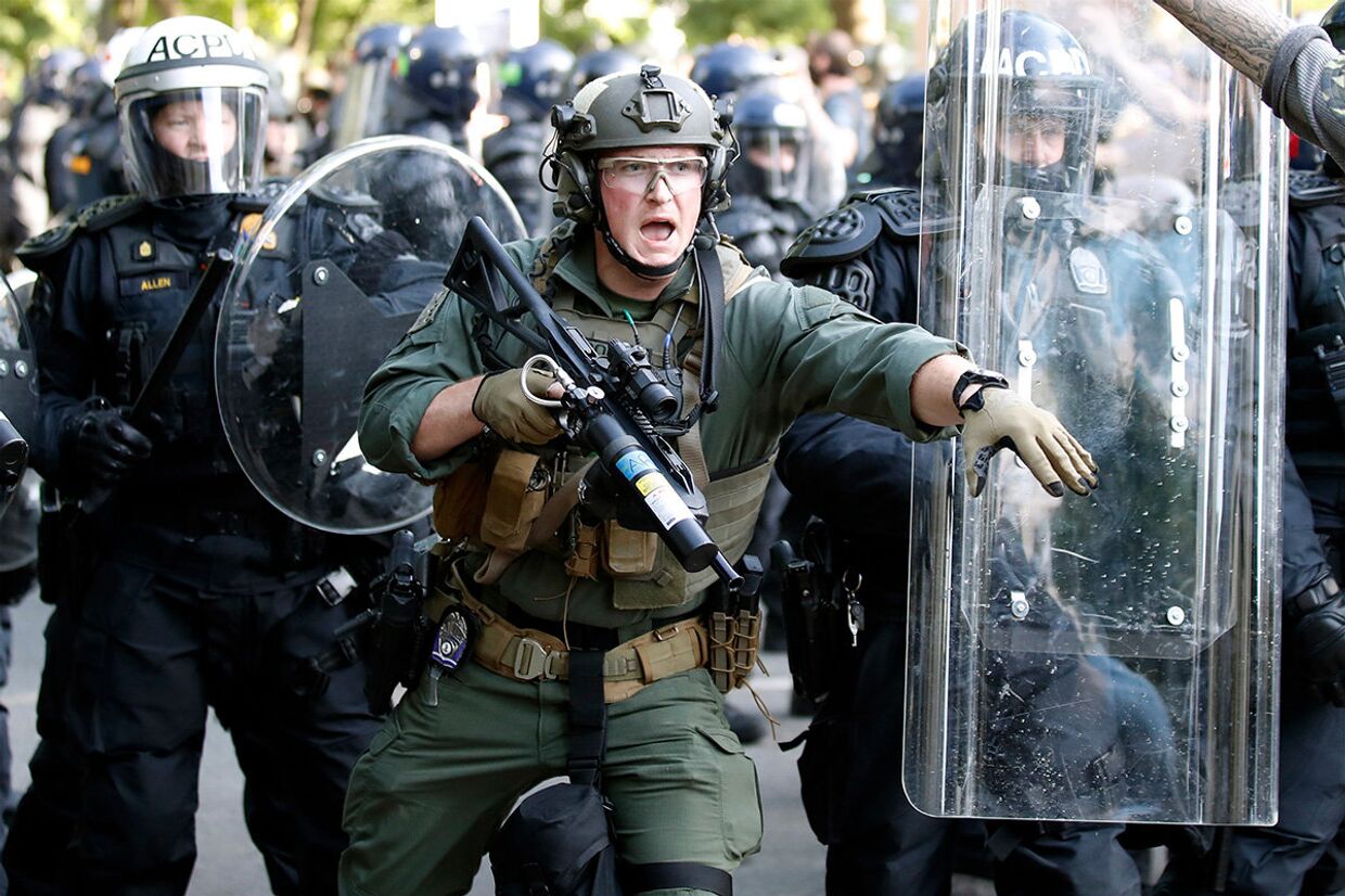 Сотрудники полиции во время столкновений с протестующими возле Белого дома в Вашингтоне