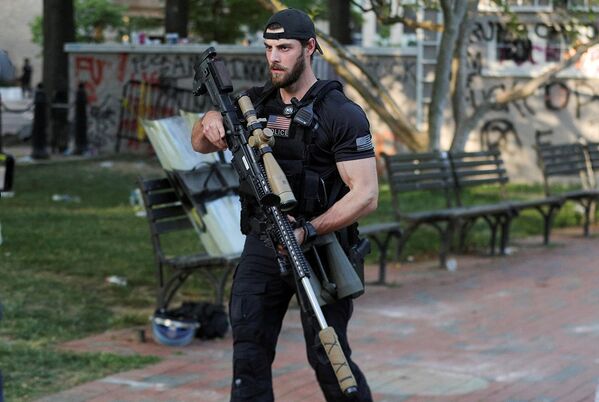 Снайпер Секретной службы США во время акции протеста в Вашингтоне