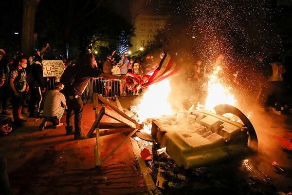 Протестующие устроили пожар в знак протеста против смерти Джорджа Флойда в Вашингтоне.