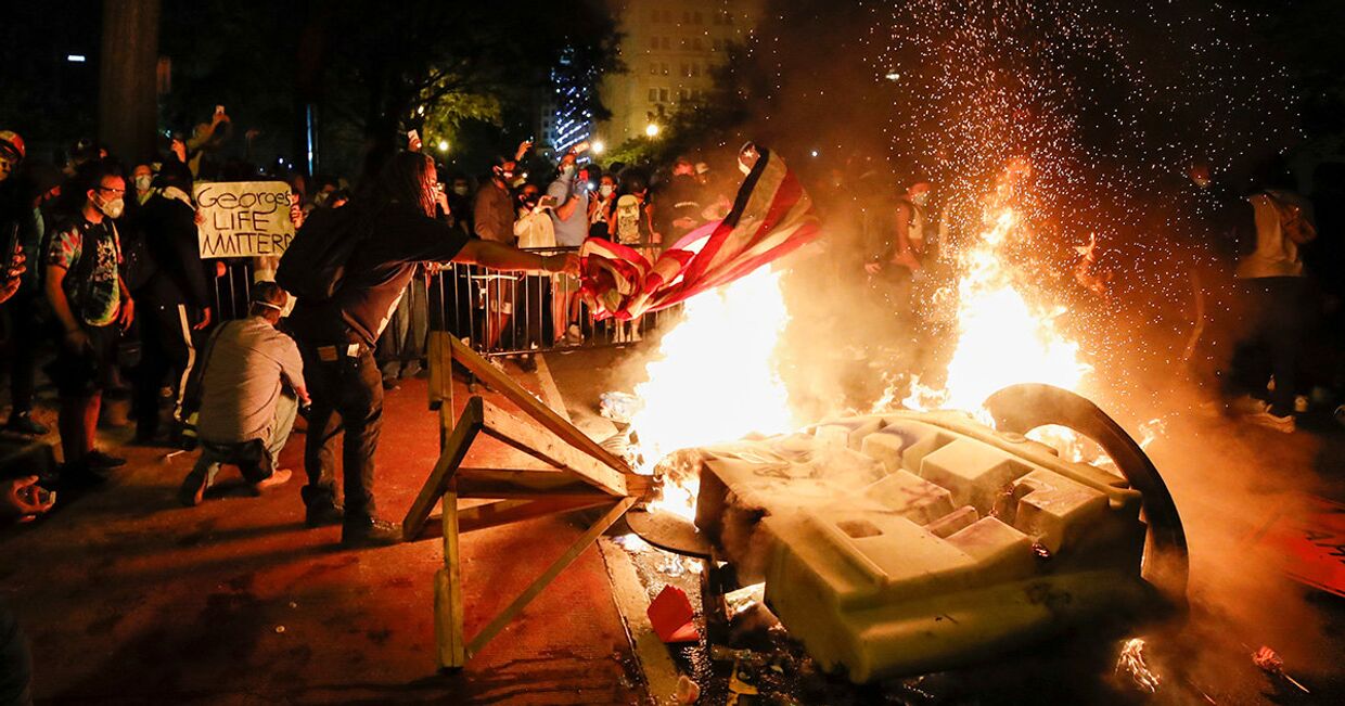 Участники акций протеста устроили пожар в знак протеста против смерти Джорджа Флойда в Вашингтоне