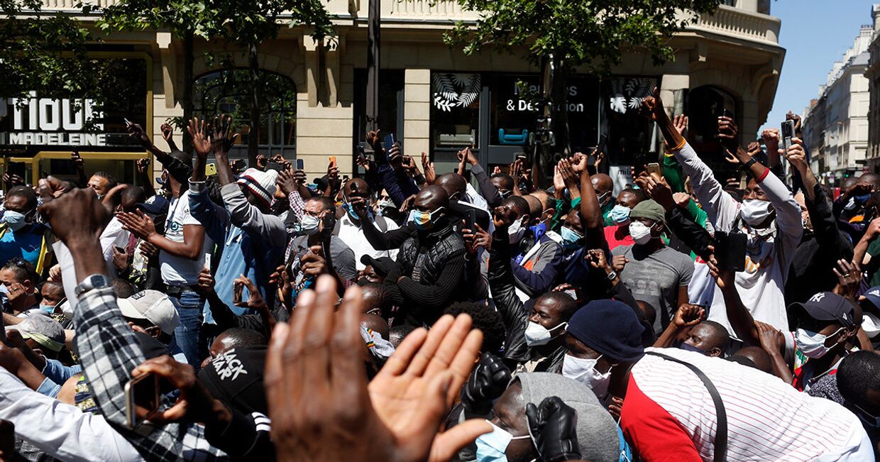 Нелегальные иммигранты во время акции протеста в Париже, Франция