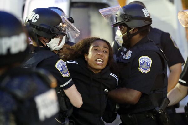 1 июня 2020. Полиция разгоняет демонстрантов у Белого дома, Вашингтон, США