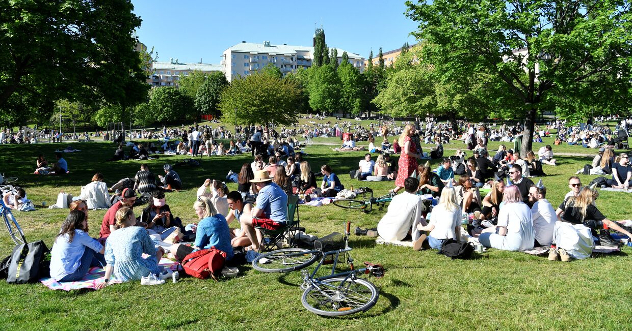 30 мая 2020. Люди отдыхают в парке, Стокгольм, Швеция