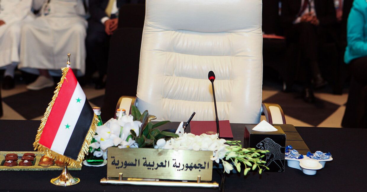 Пустое кресло министра иностранных дел Сирии во время 28-го саммита Лиги арабских государств