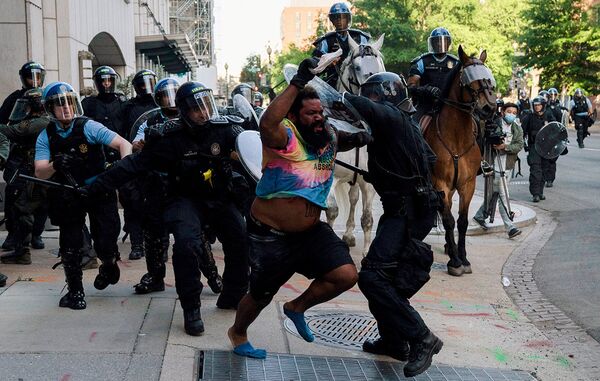 Сотрудники правоохранительных органов во время столкновения с протестующим в Вашингтоне