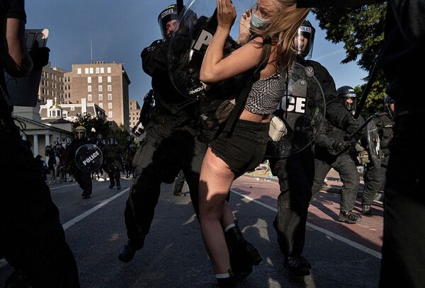 Полиция во время разгона демонстрантов в Вашингтоне