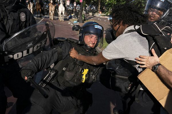 Столкновения протестующих с полицией в Вашингтоне