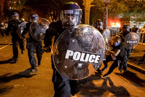 Полиция во время беспорядков в Вашингтоне