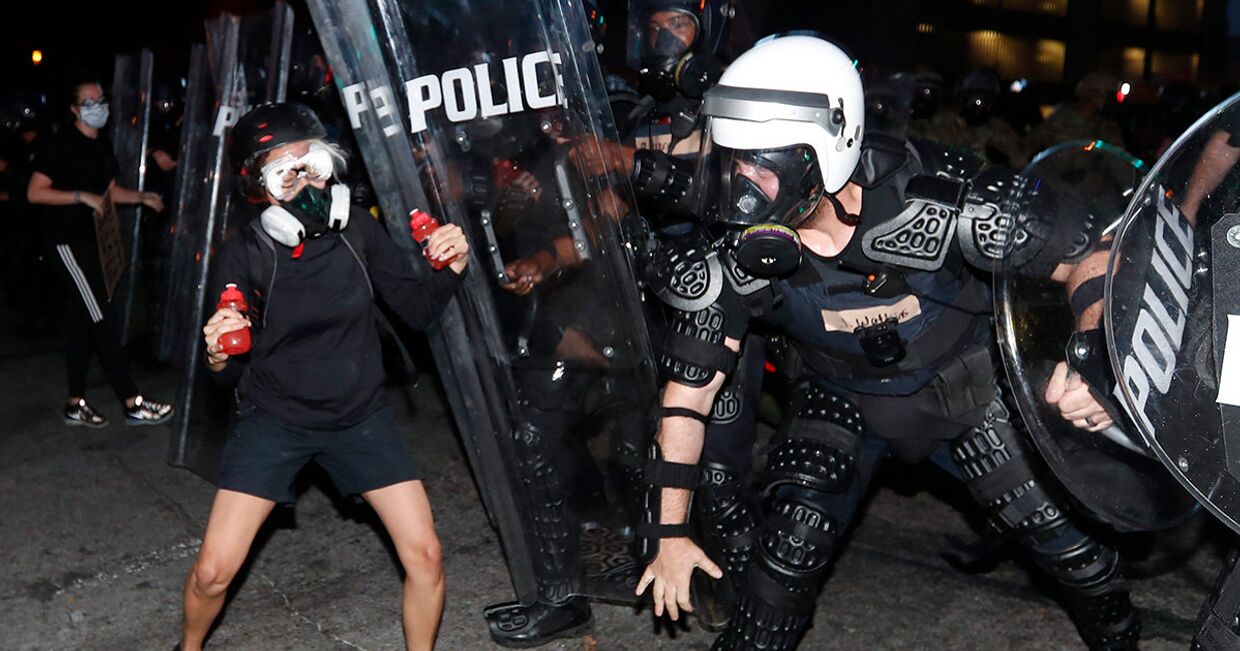 Столкновение полиции Атланты с демонстрантами