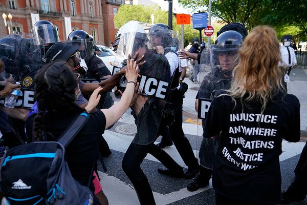 Столкновения демонстрантов с полицией в Вашингтоне