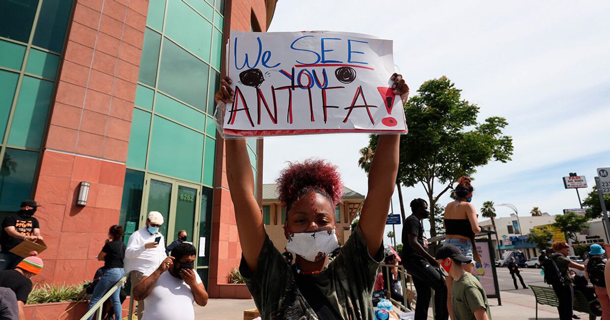 Участники акции протеста в Лос-Анджелесе
