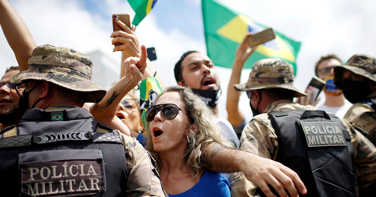 Участники акции протеста в Бразилиа, Бразилия