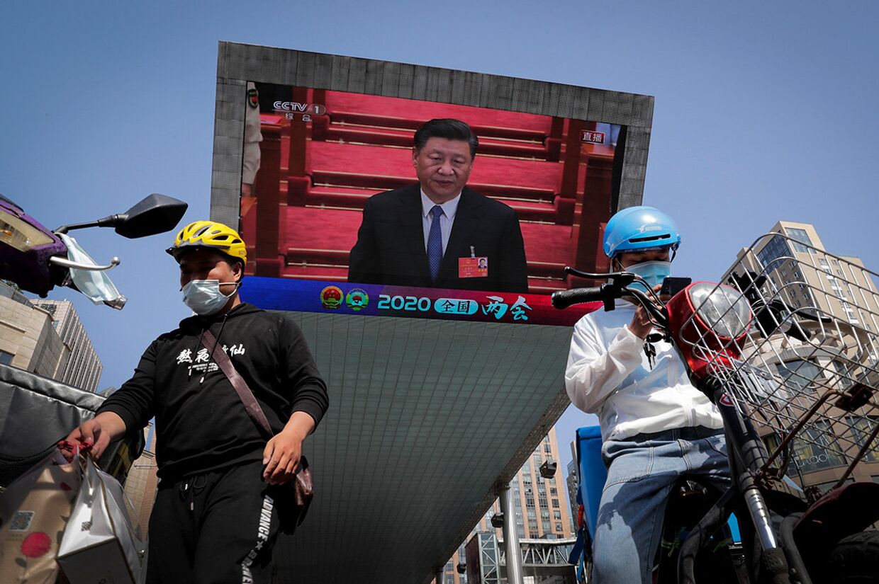 Председатель КНР Си Цзиньпин на экране в Пекине